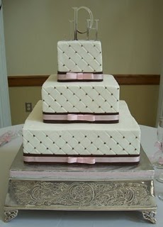  - bolo rosa e marrom com iniciais dos noivos